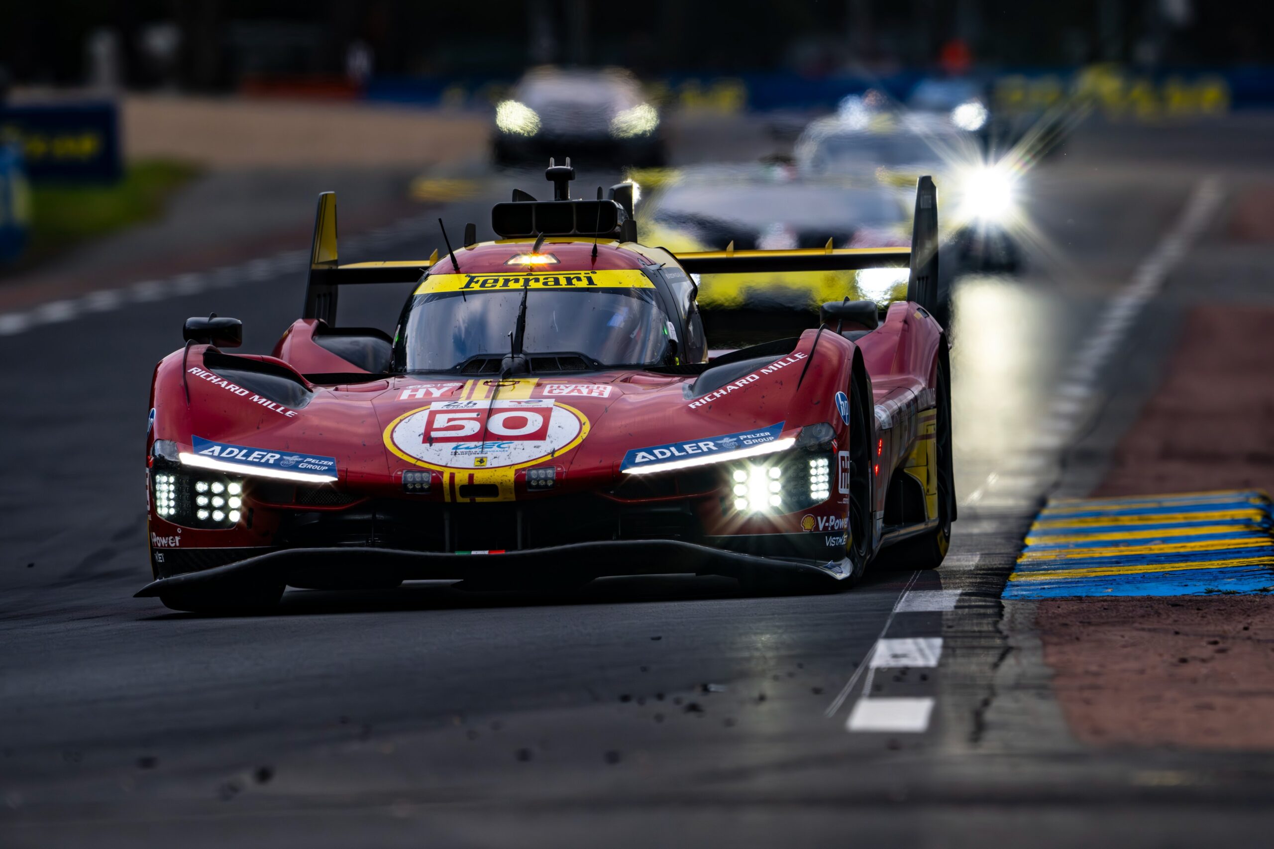 Ferrari e Toyota si contendono la vittoria alla 24H di Le Mans 2024