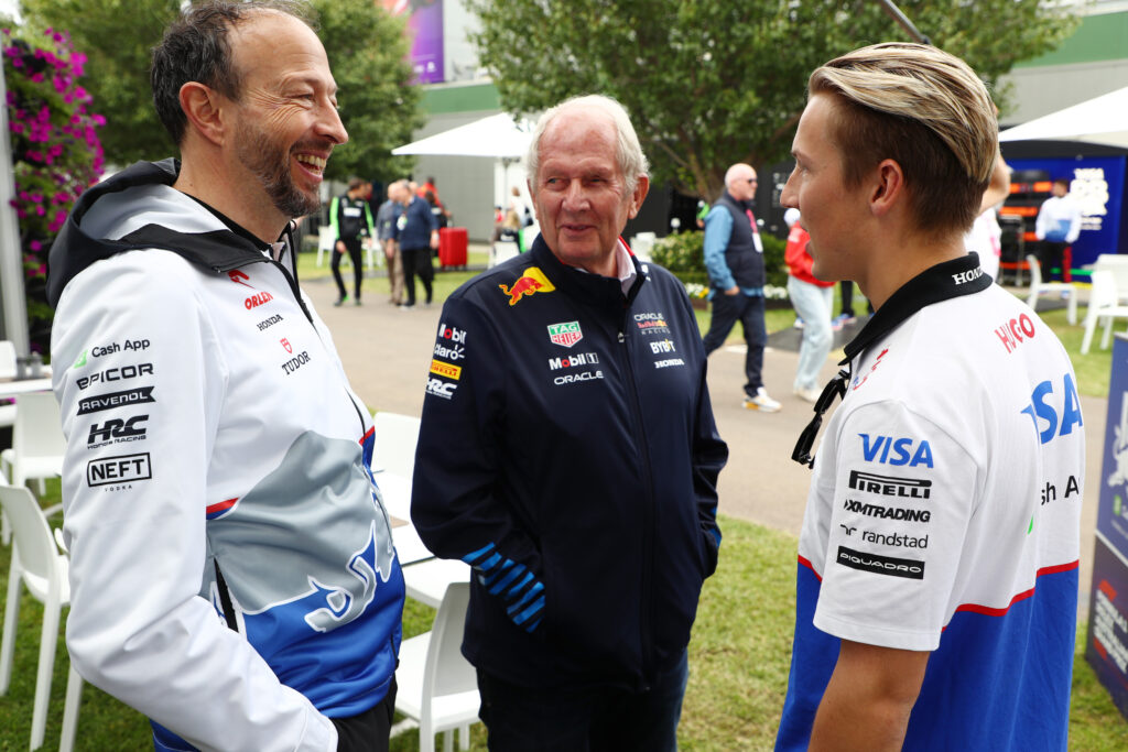 Liam Lawson con Helmut Marko e Peter Bayer, CEO di VCARB