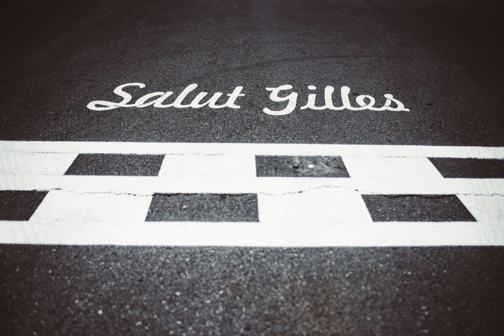 La scritta "Salut Gilles" posta dopo il traguardo del Circuit Gilles Villeneuve