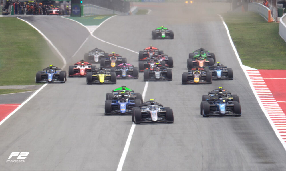 La partenza della Feature Race di F2 2024 a Barcellona. Sullo sfondo, Antonelli parte dalla pit lane
