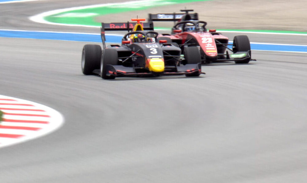 Il sorpasso di Arvid Lindblad su Christian Mansell durante la Feature Race di F3 a Barcellona