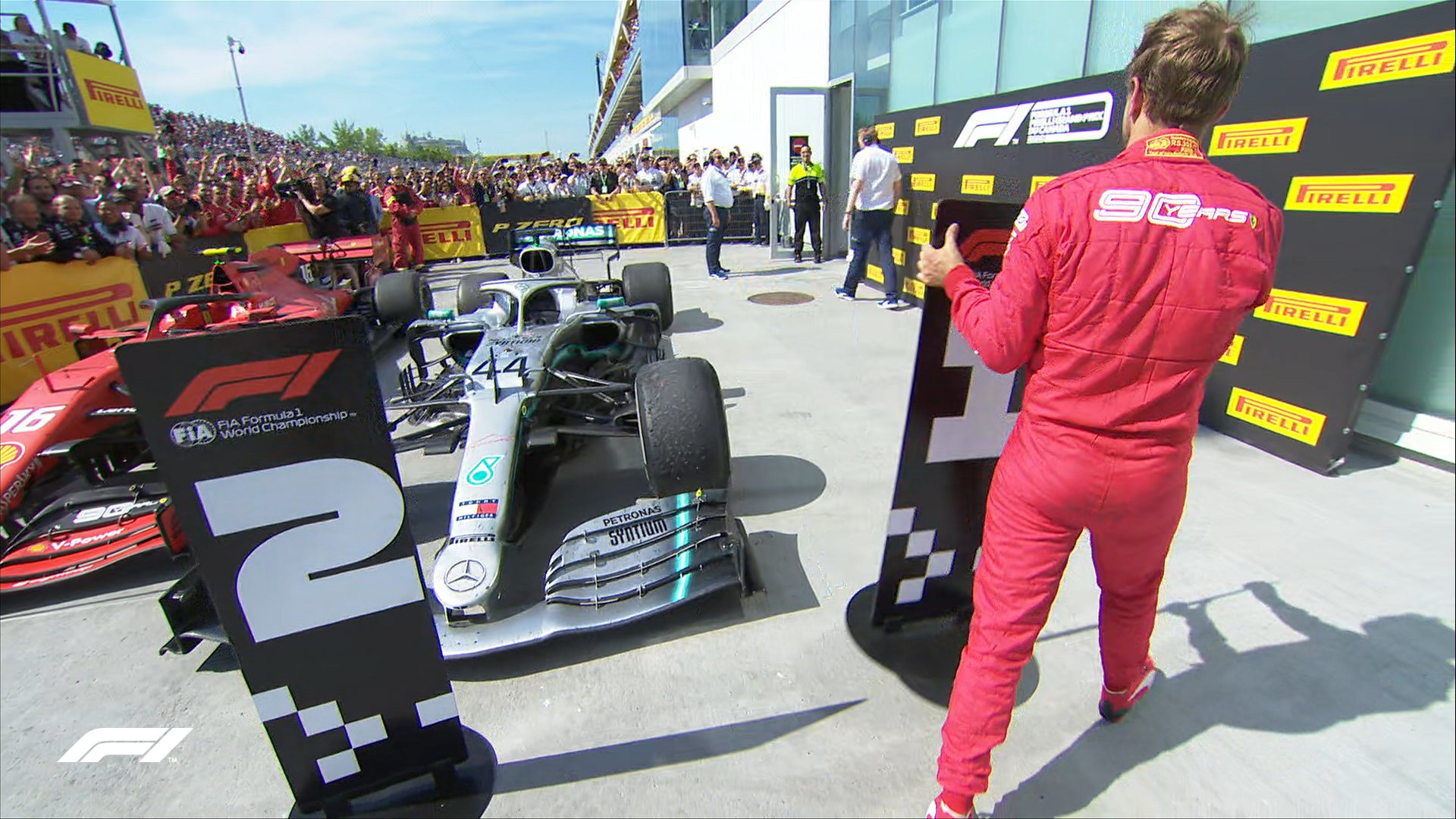 Lo storico momento in cui Sebastian Vettel scambia i cartelli 1° e 2° al Gran Premio del Canada 2019