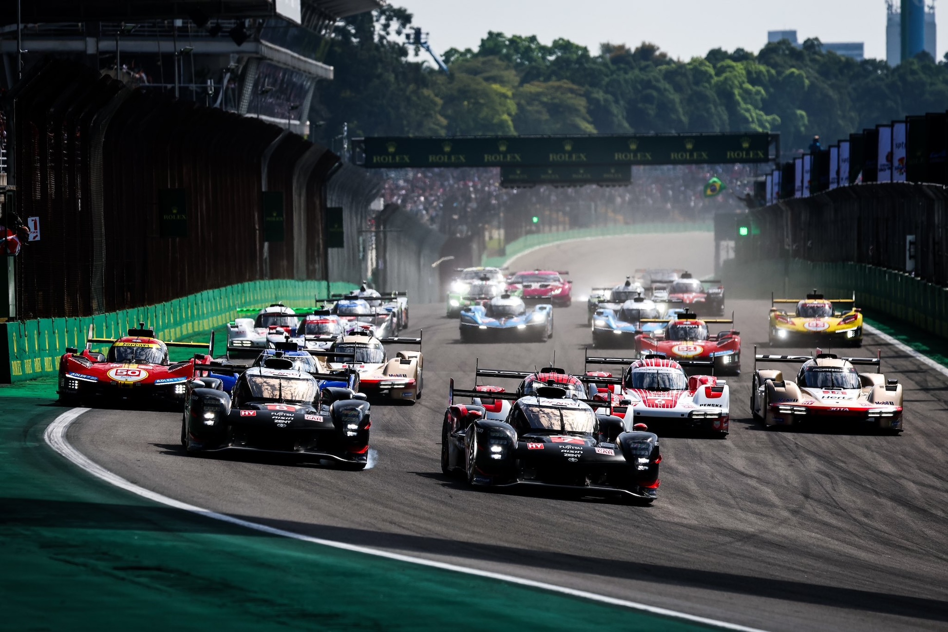 Il via della 6H San Paolo 2024 del WEC (© x.com Toyota Gazoo Racing WEC)