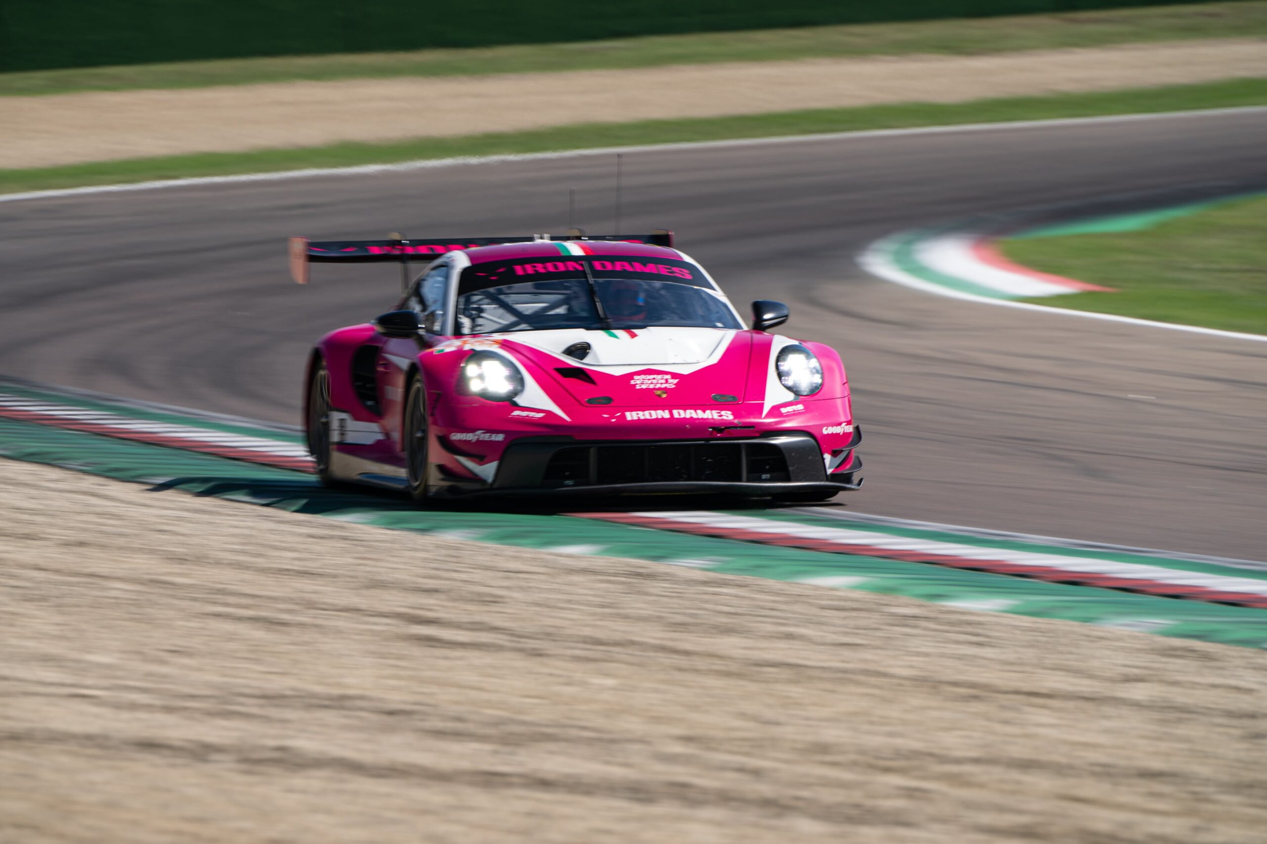 La Porsche #85 delle Iron Dames, prima nelle qualifiche LMGT3 della ELMS 4H Imola (© ELMS)