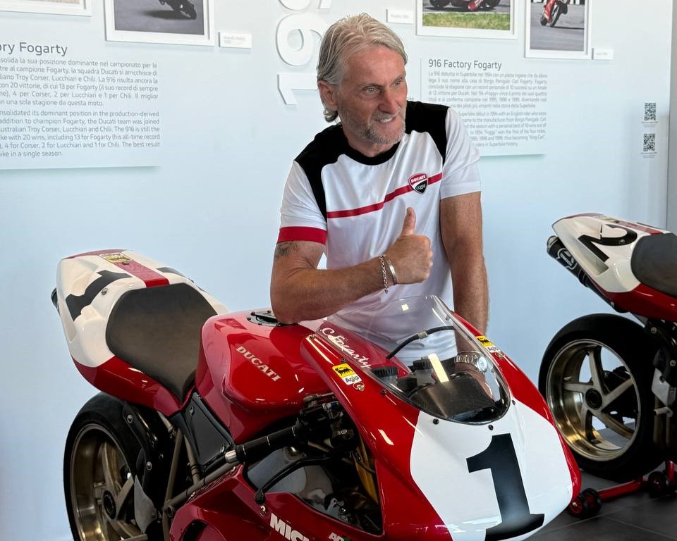 Carl Fogarty con la sua Ducati 916 al WDW 2024, presso la mostra Ducati 916