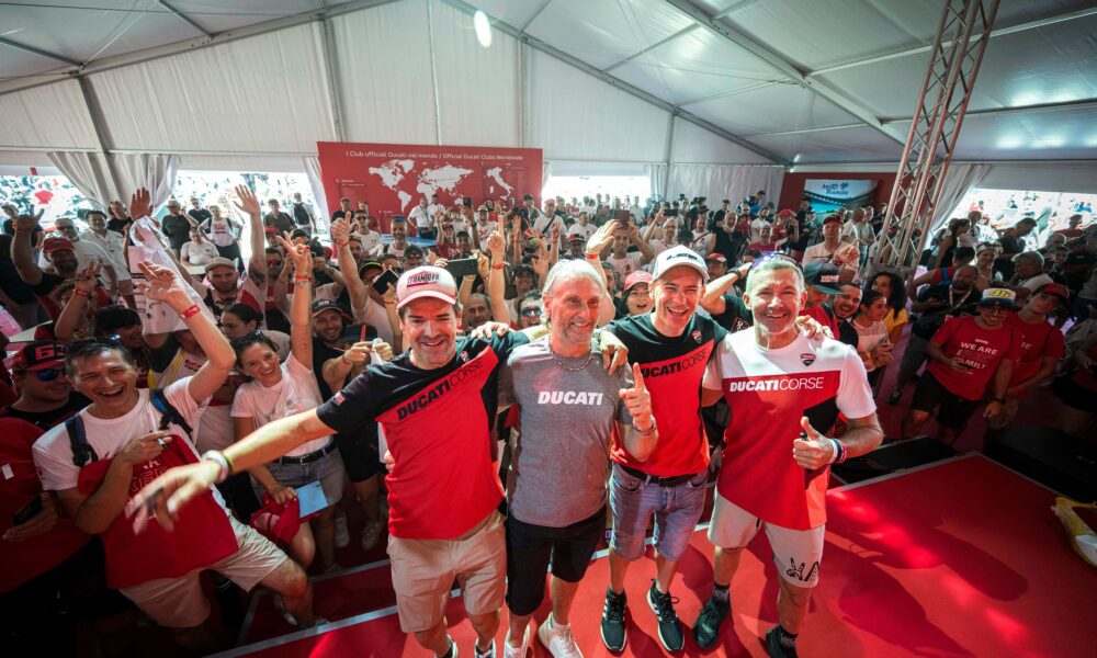 Carl Fogarty e Troy Bayliss con i tifosi Ducati al WDW 2024