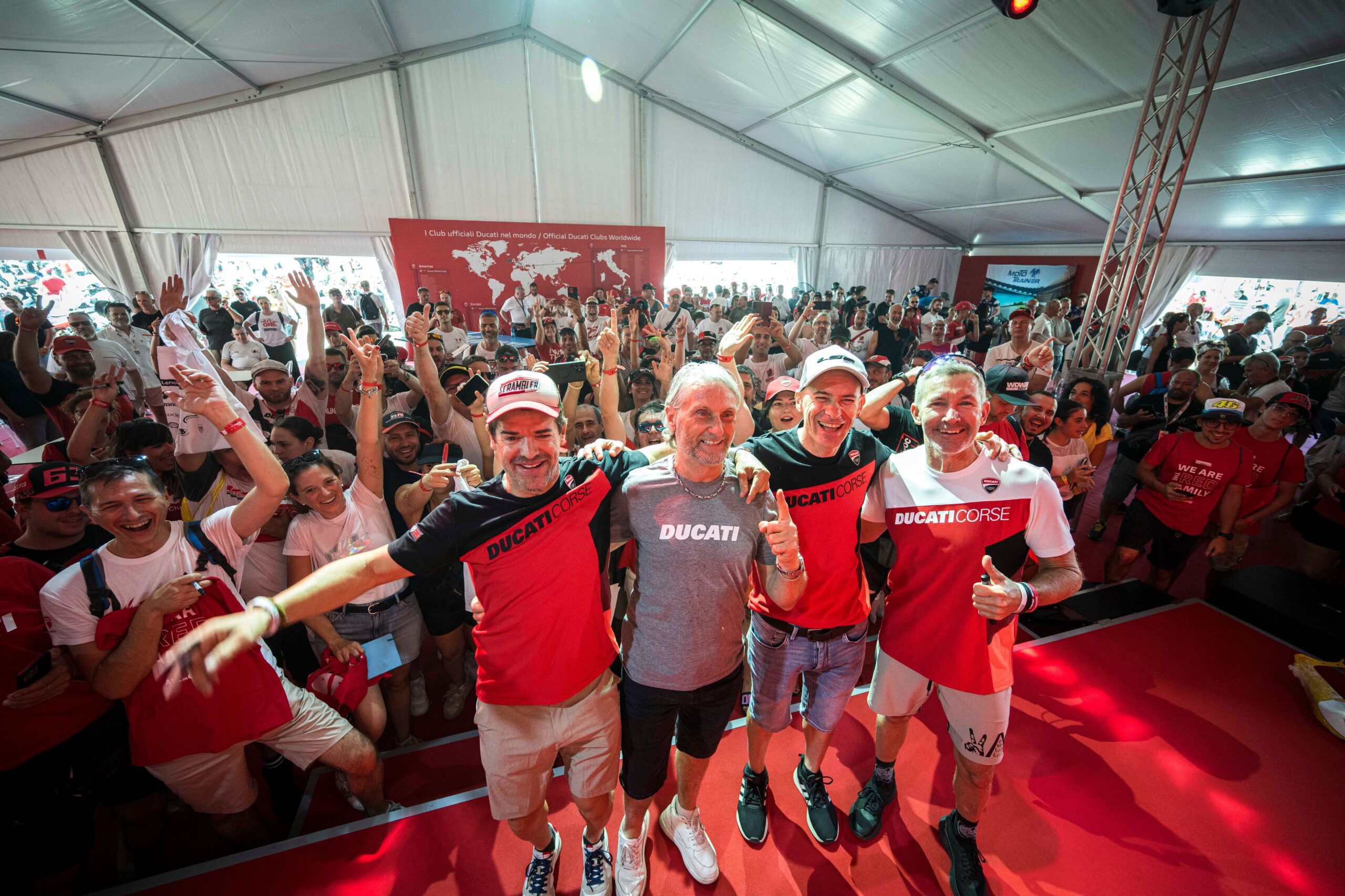 Carl Fogarty e Troy Bayliss con i tifosi Ducati al WDW 2024