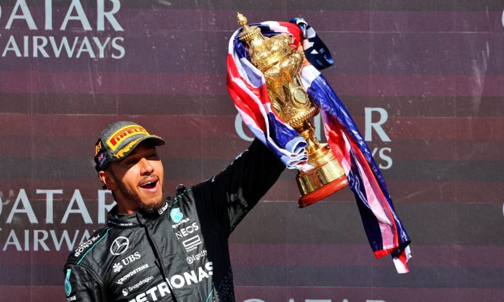 Lewis Hamilton ha conquistato la vittoria numero 104 della sua carriera in F1 davanti al festante pubblico di Silverstone (© X.com @SilverstoneUK)