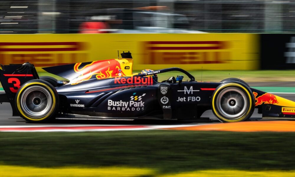 Zane Maloney durante il Round di Monza della F2 2023 porta lo sponsor Bushy Park sulla fiancata