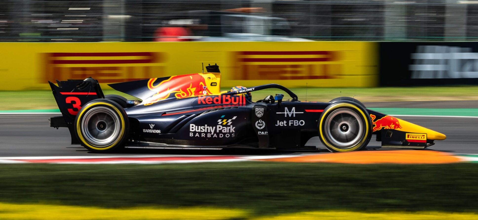 Zane Maloney durante il Round di Monza della F2 2023 porta lo sponsor Bushy Park sulla fiancata