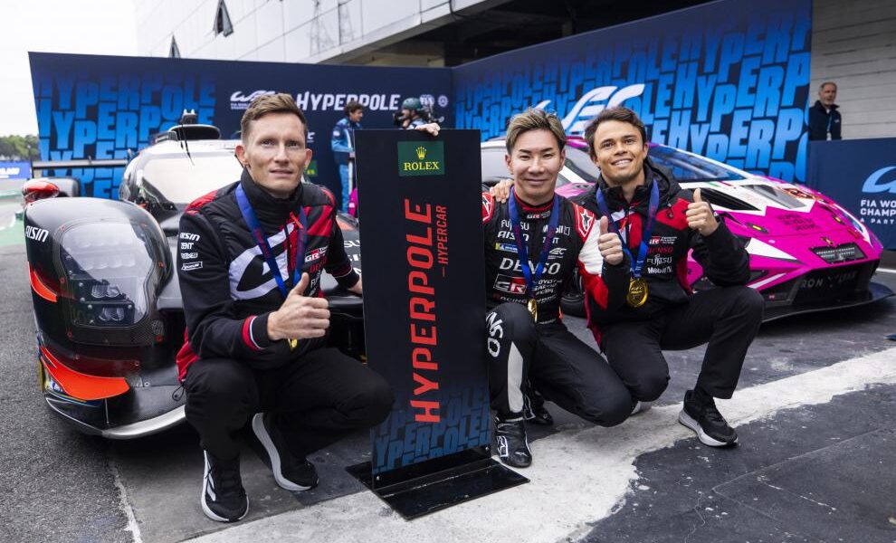 Kamui Kobayashi, autore dell'Hyperpole Hypercar della 6H San Paolo 2024, insieme a Mike Conway (sx) e Nyck de Vries (dx) (© WEC)