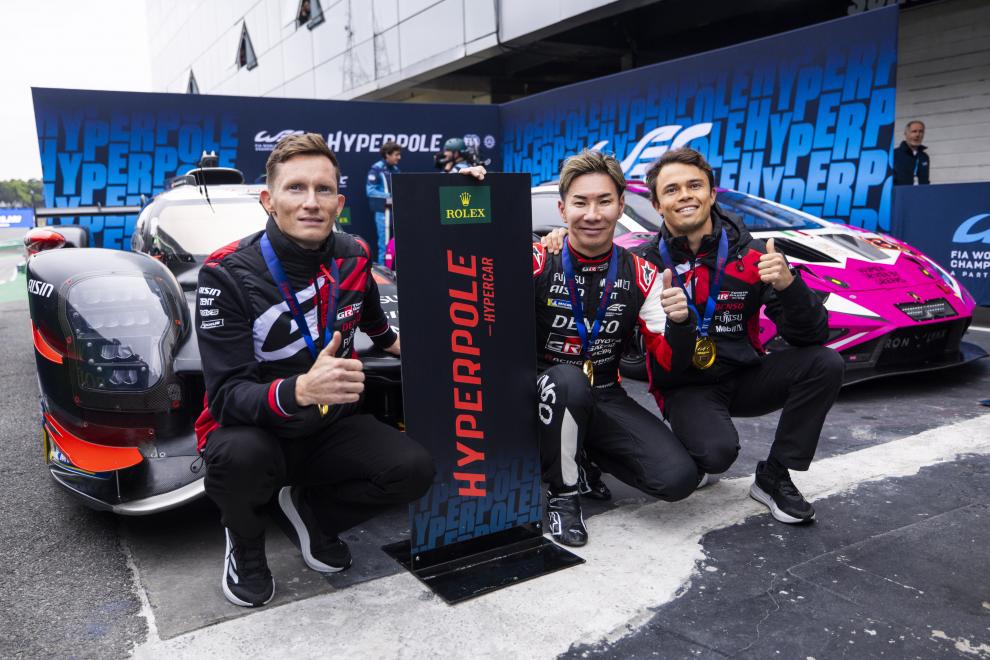 Kamui Kobayashi, autore dell'Hyperpole Hypercar della 6H San Paolo 2024, insieme a Mike Conway (sx) e Nyck de Vries (dx) (© WEC)