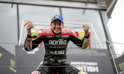 Aleix Espargaró sul podio a Silverstone. Il suo primo con Aprilia