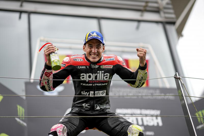 Aleix Espargaró sul podio a Silverstone. Il suo primo con Aprilia