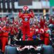 Charles Leclerc nel parc fermè festeggia la vittoria a nel Principato Monaco