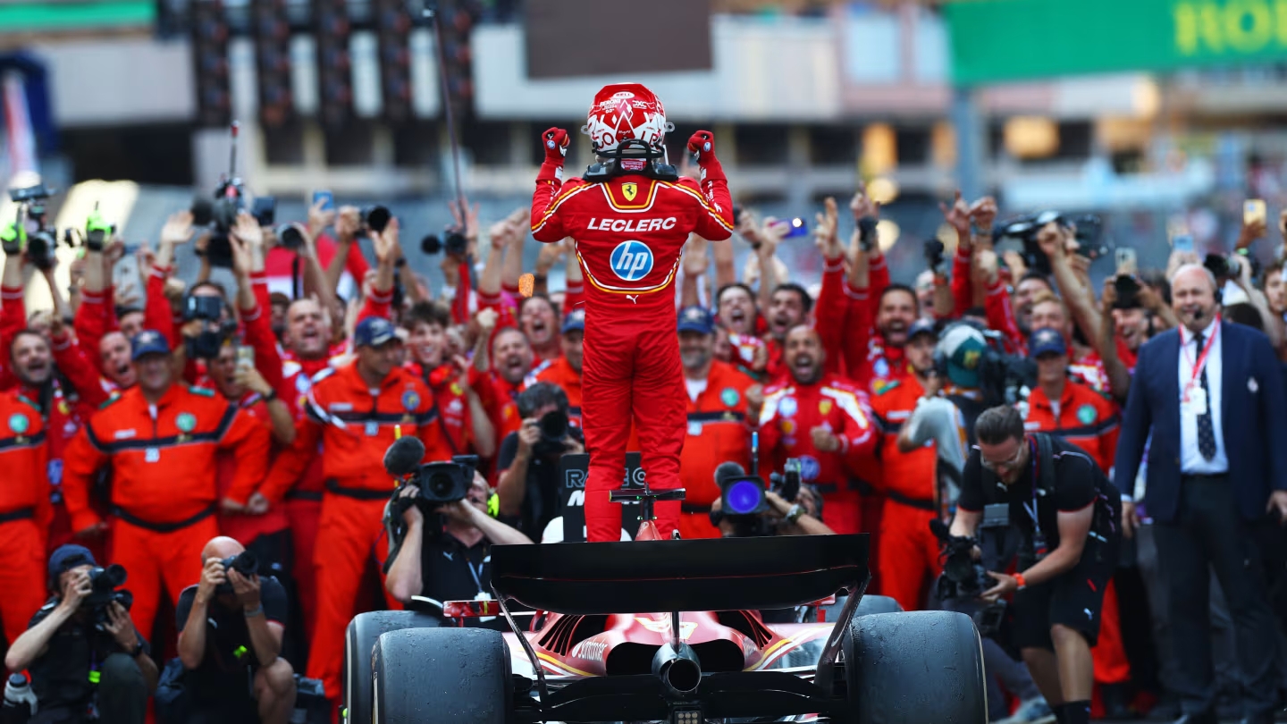 Charles Leclerc nel parc fermè festeggia la vittoria a nel Principato Monaco