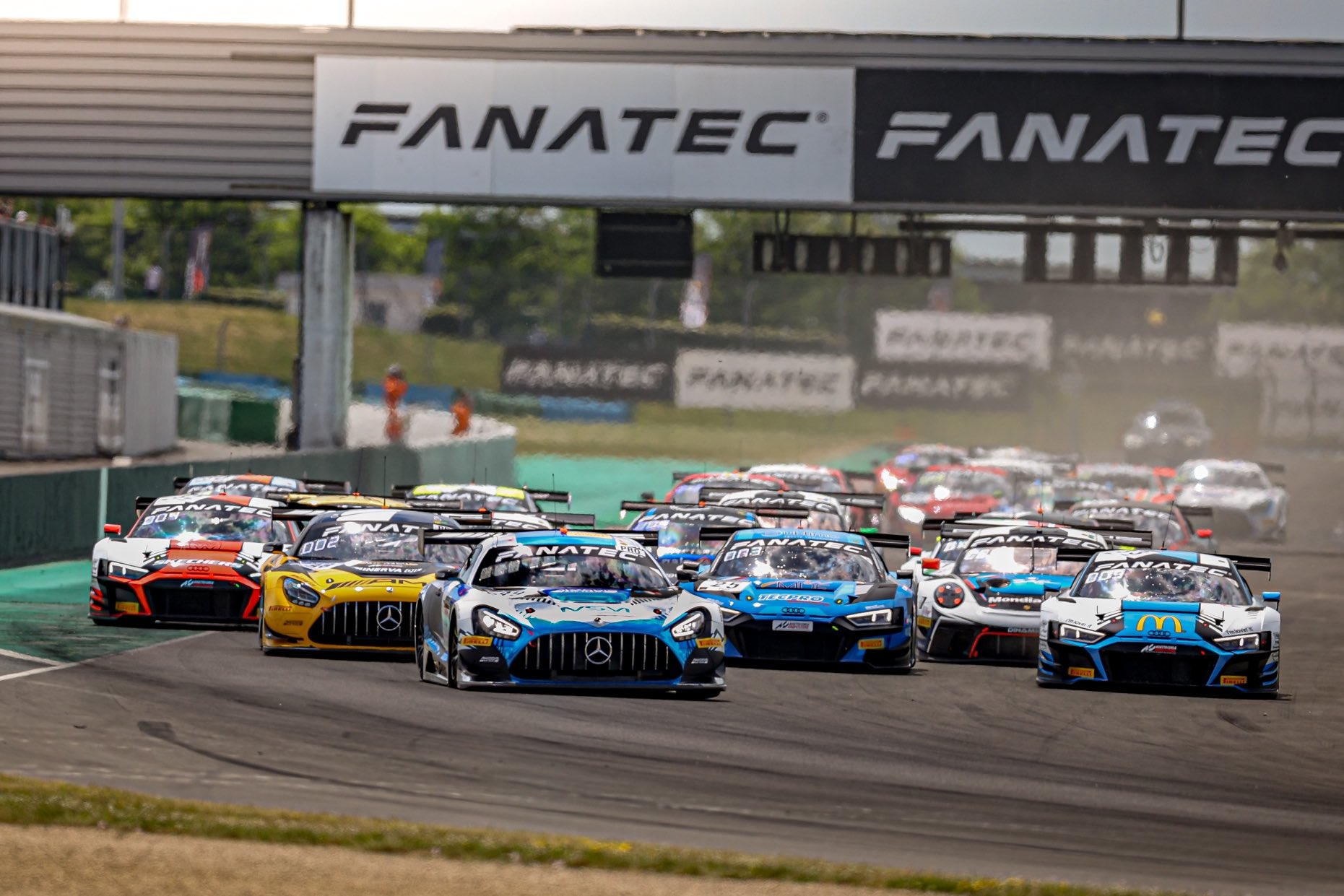 La partenza di una gara passata della GTWCE Sprint Cup a Magny Cours (© GT World Challenge Europe)