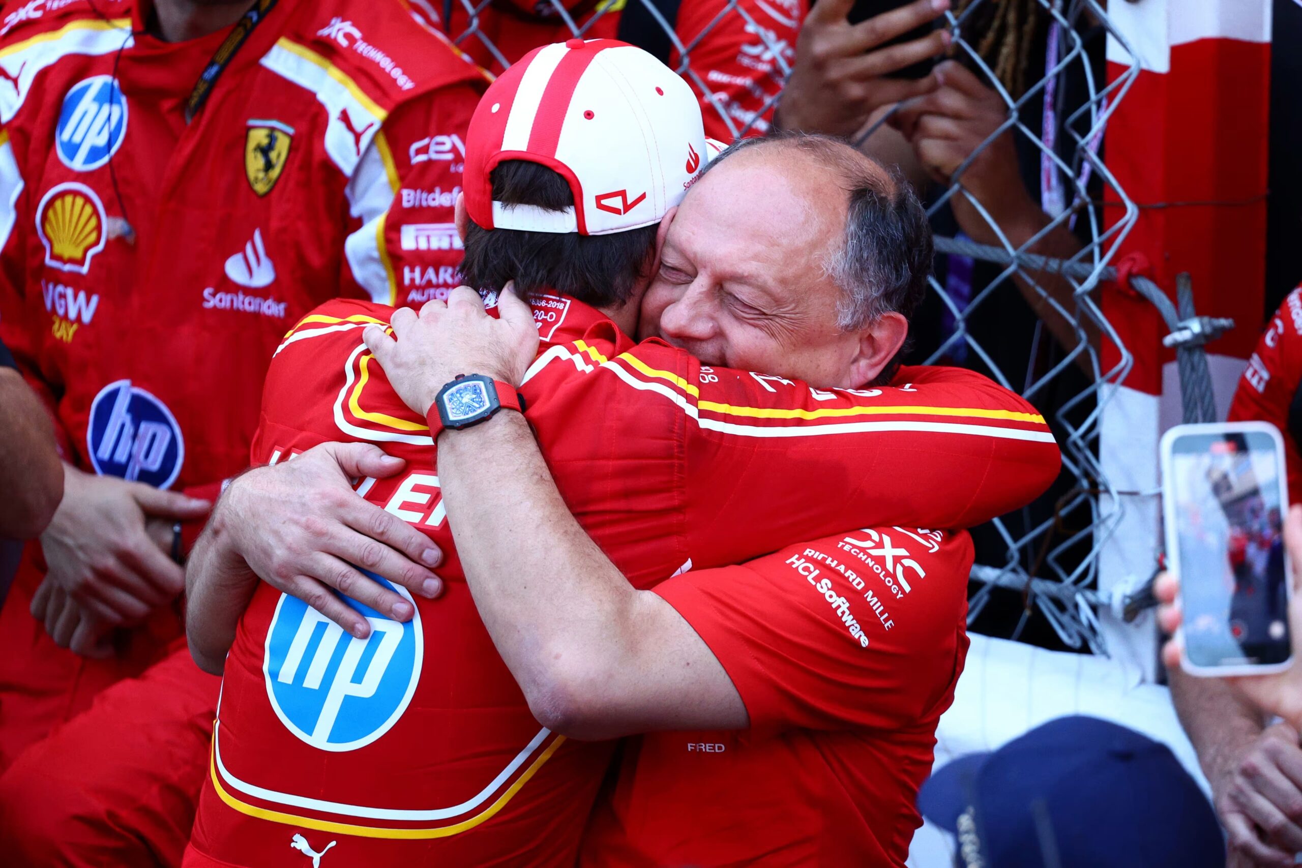 Vasseur e Leclerc insieme dopo la vittoria a Monaco