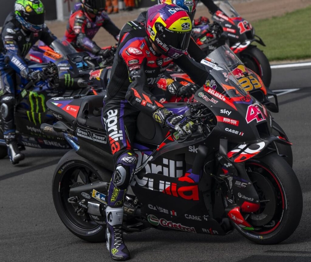 MotoGP Silverstone 2024, Aleix Espargarò su Aprilia è il padrone delle qualifiche (© Instagram Aprilia)