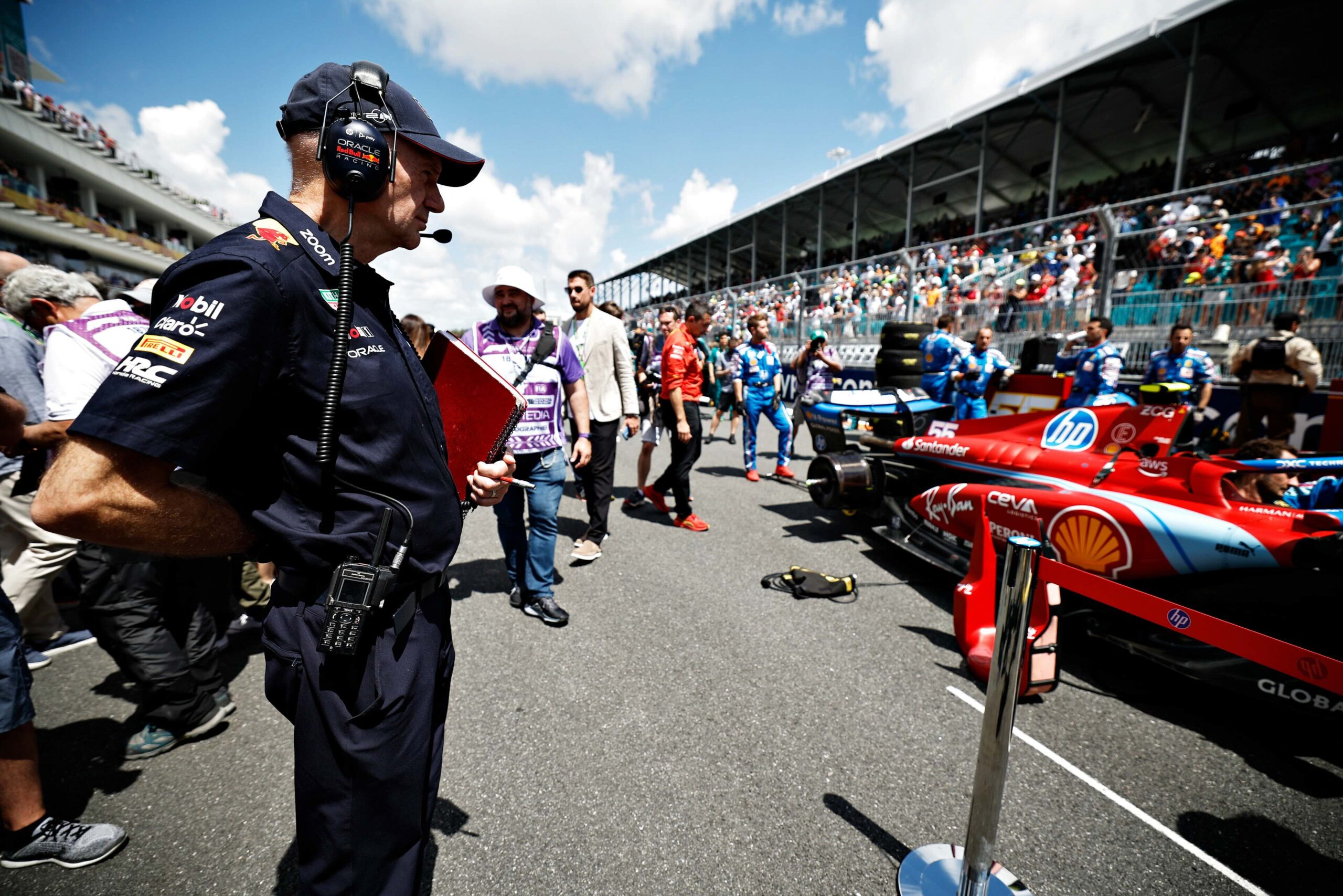 Newey-Ferrari perchè salta il trasferimento? Qui il tecnico inglese osservava la SF-24 a Miami (© Red Bull Content Pool)