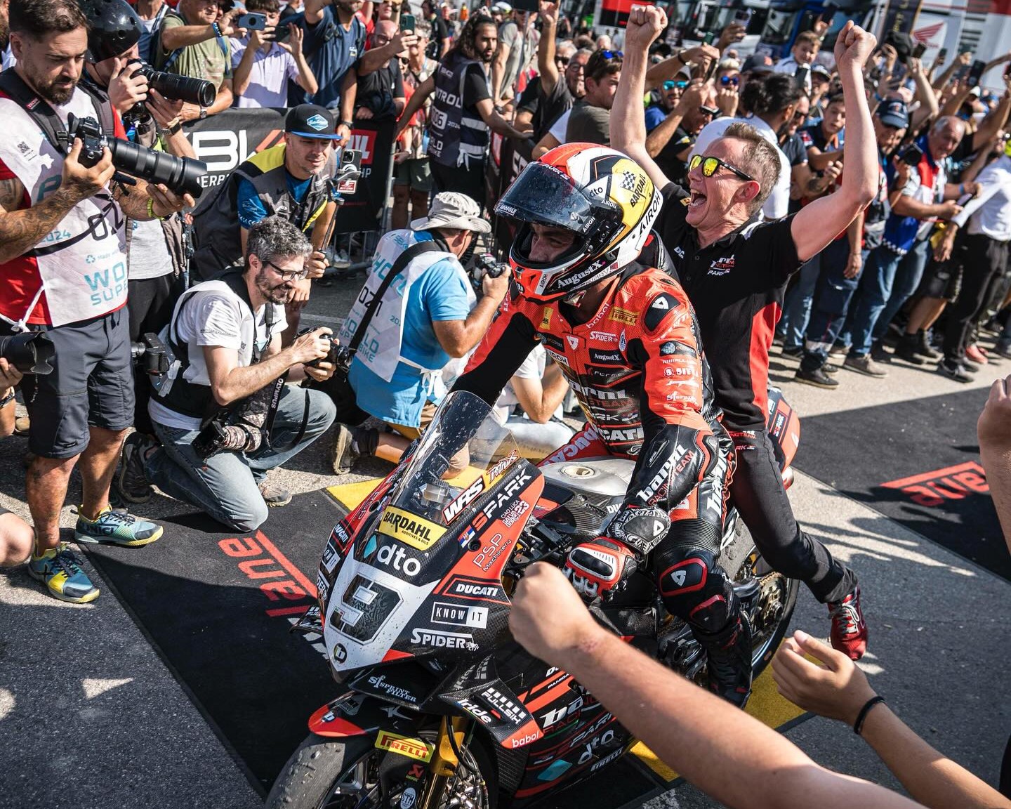 Danilo Petrucci e Marco Barnabò festeggiano dopo la vittoria di Gara 2 in WSBK a Cremona