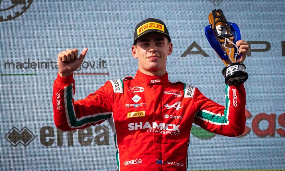 James Wharton sul podio di Gara 1 della FRECA a Imola