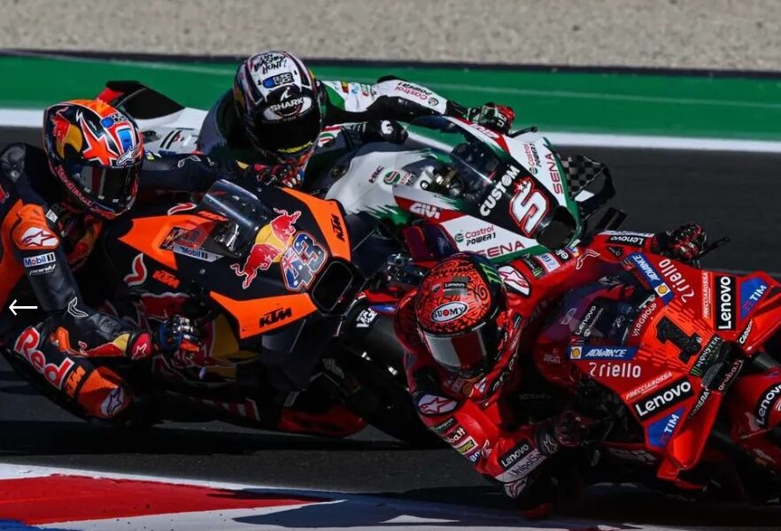 La lotta in pista a Misano