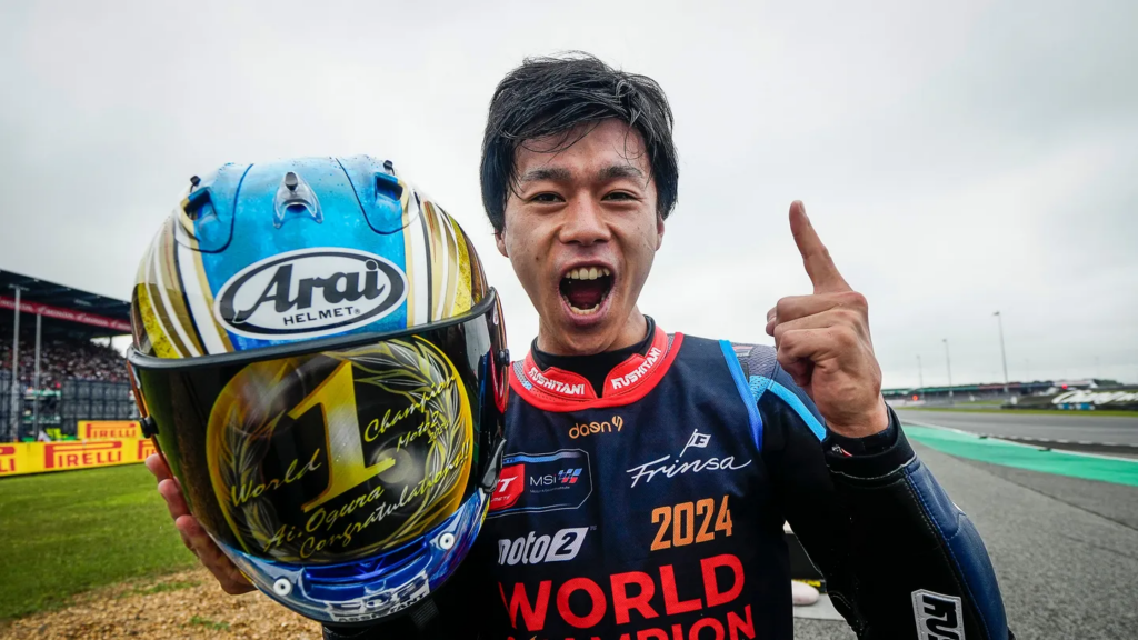 Ai Ogura mentre festeggia il titolo 2024 della Moto2 conquistato in Thailandia