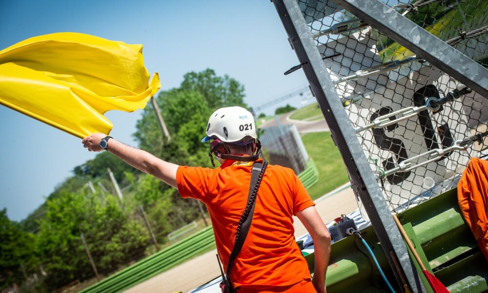 Una segnalazione alla curva Tosa dell'Audoromo di Imola (© Autodromo Imola)