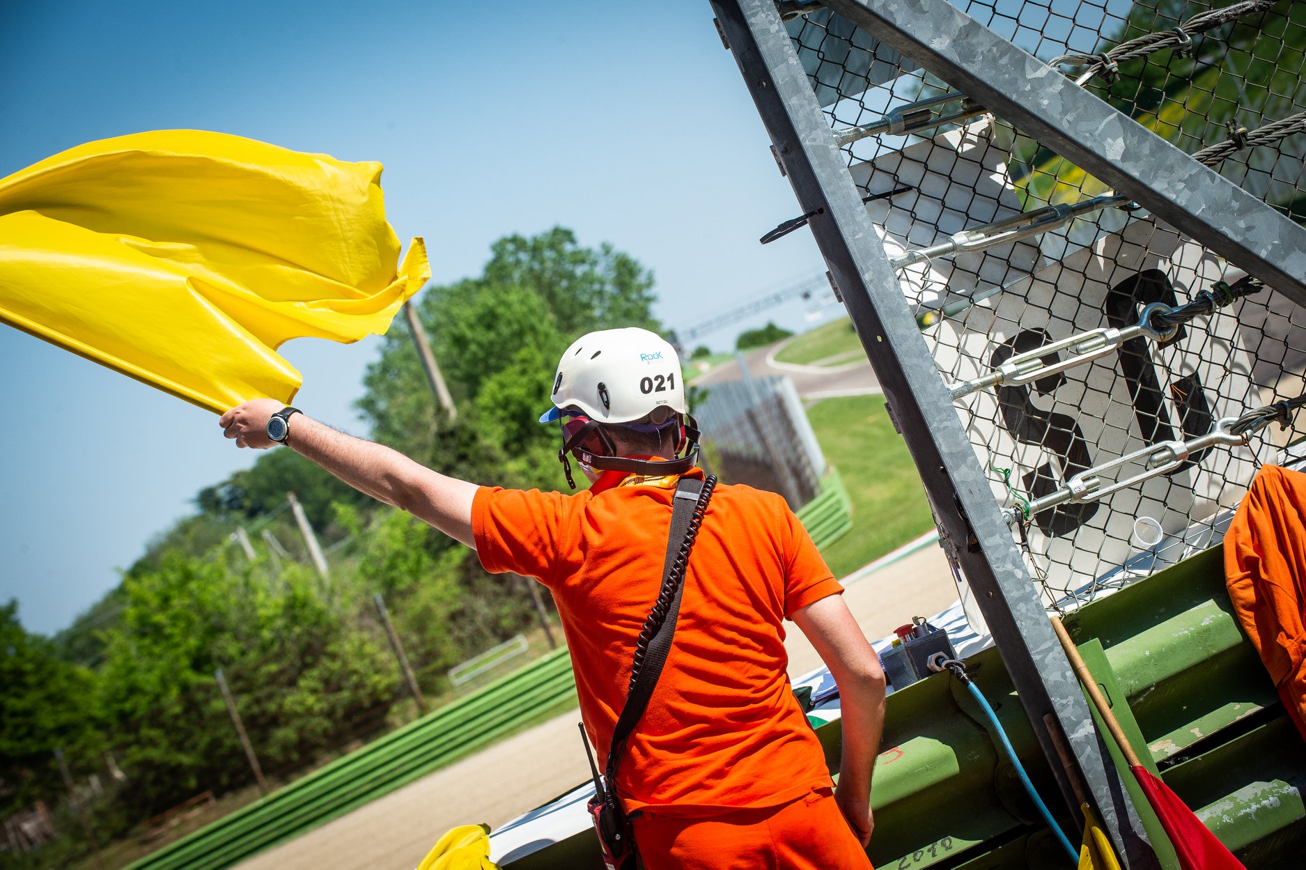 Una segnalazione alla curva Tosa dell'Audoromo di Imola (© Autodromo Imola)