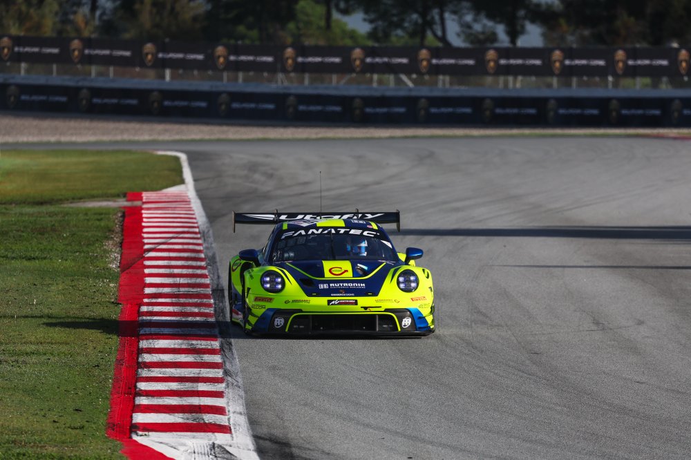 La #96 Porsche Rutronik Racing di Niederhauser e Muller vincitrice di Gara 2 (© GTWCE)