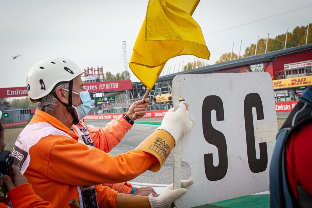 La segnalazione necessaria per il recupero delle auto (© Autodromo Imola)