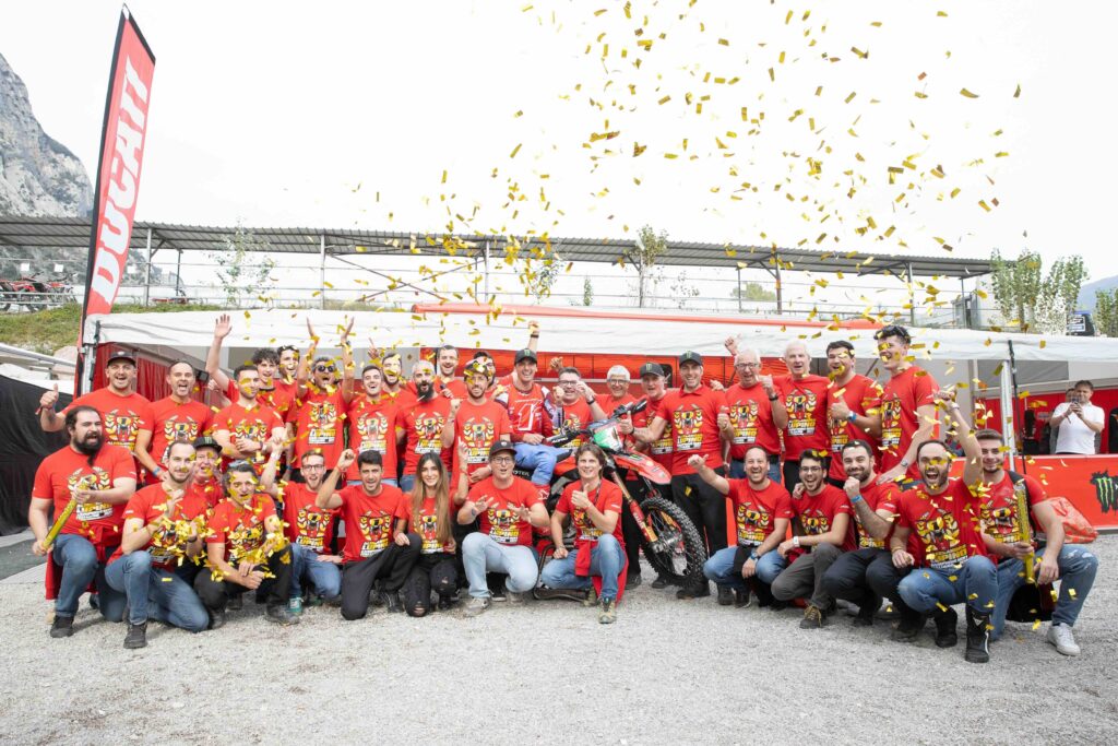 I festeggiamenti dopo la vittoria di Lupino nel Campionato Italiano MX (© Ducati)