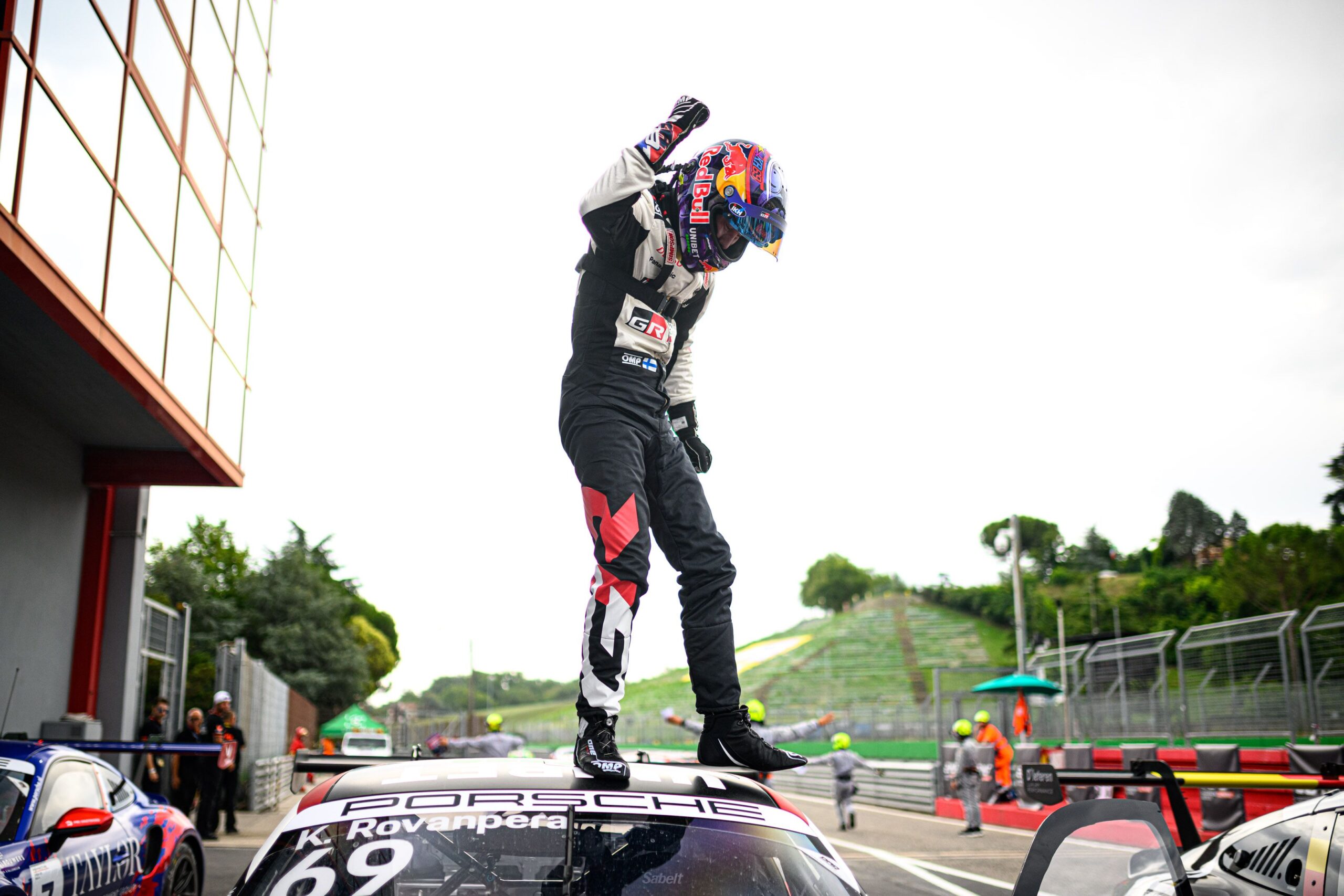 Kalle Rovanperä festeggia la prima vittoria in Porsche Cup Benelux a Imola