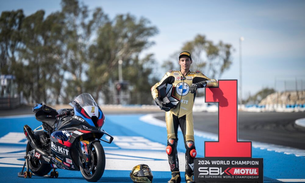 Toprak Razgatlioglu festeggia il titolo vinto a Jerez con BMW nel 2024