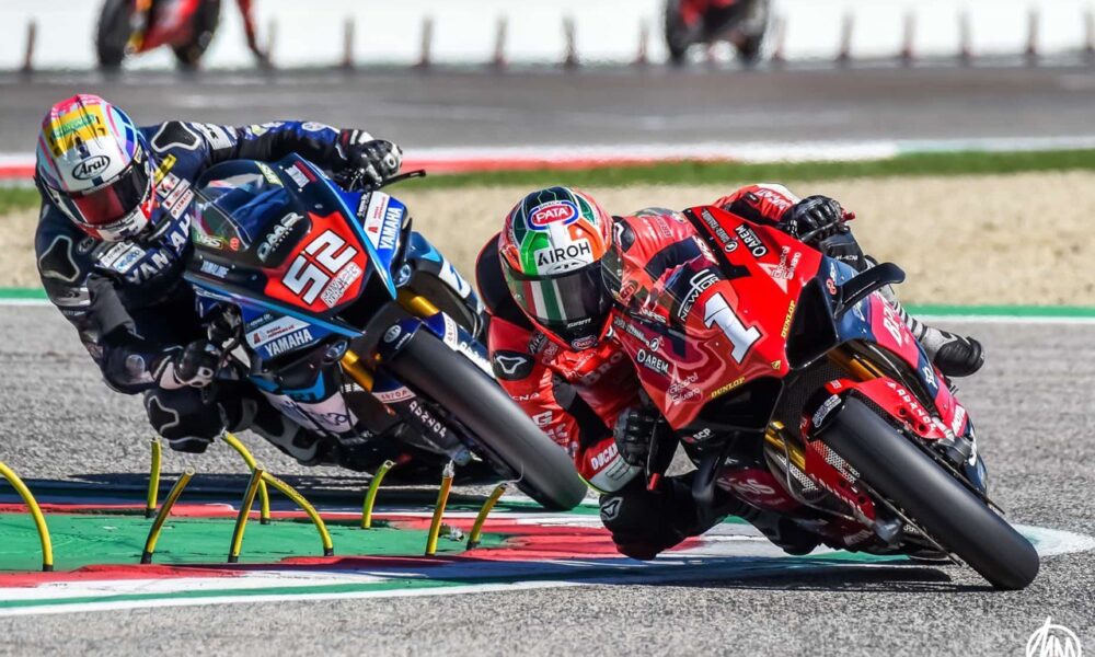 Lorenzo Zanetti in lotta con Alessandro Delbianco in Gara 2 del CIV a Imola