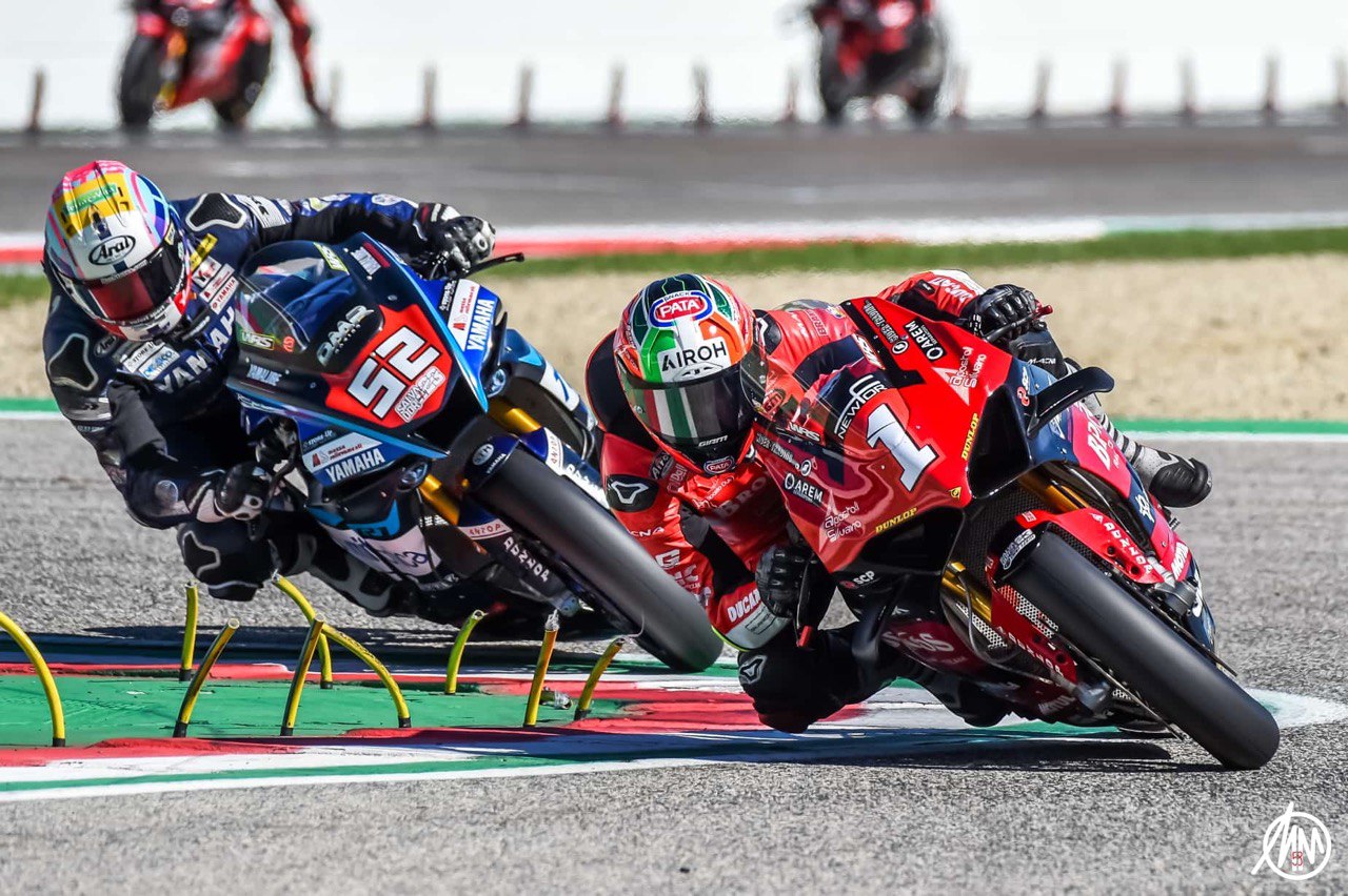 Lorenzo Zanetti in lotta con Alessandro Delbianco in Gara 2 del CIV a Imola