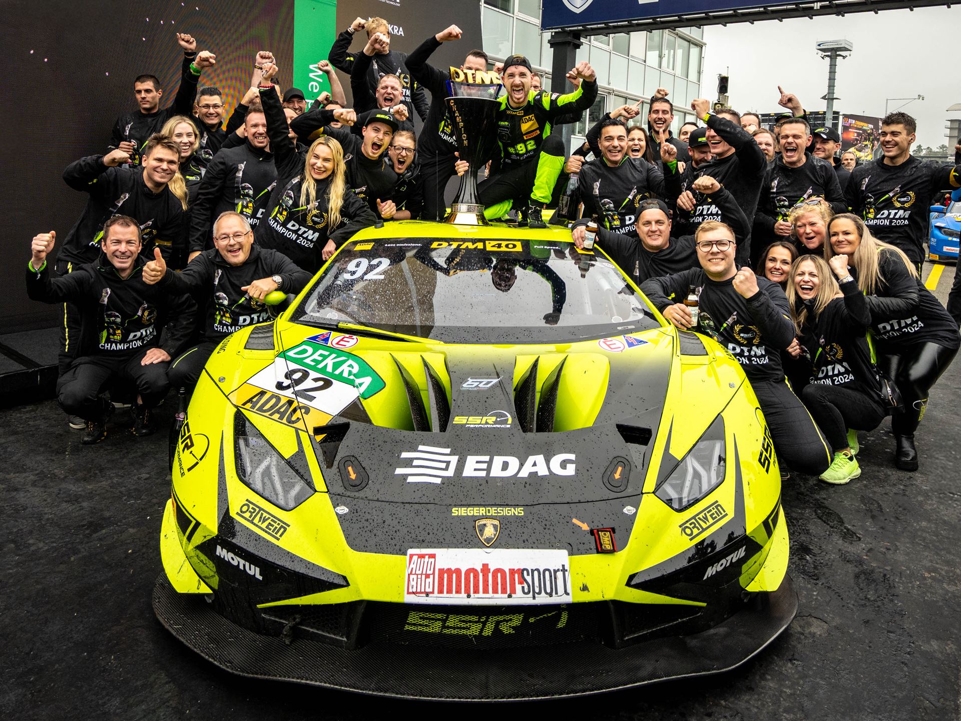 Bortolotti vince DTM! I festeggiamenti del neo campione con il team SSR Performance (© Lamborghini)