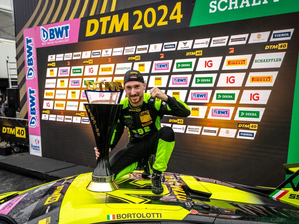 Mirko Bortolotti con il trofeo di campione del DTM (© Lamborghini)