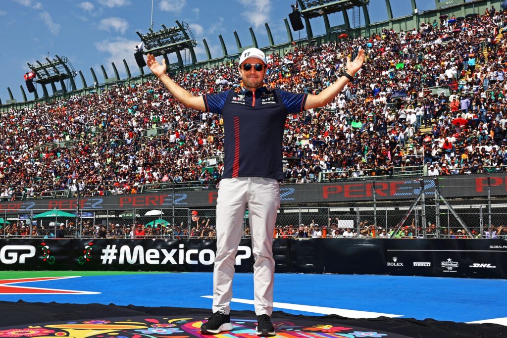 Checo Perez acclamato dal pubblico di casa nel GP Mexico 2023 (© Red Bull Content Pool)