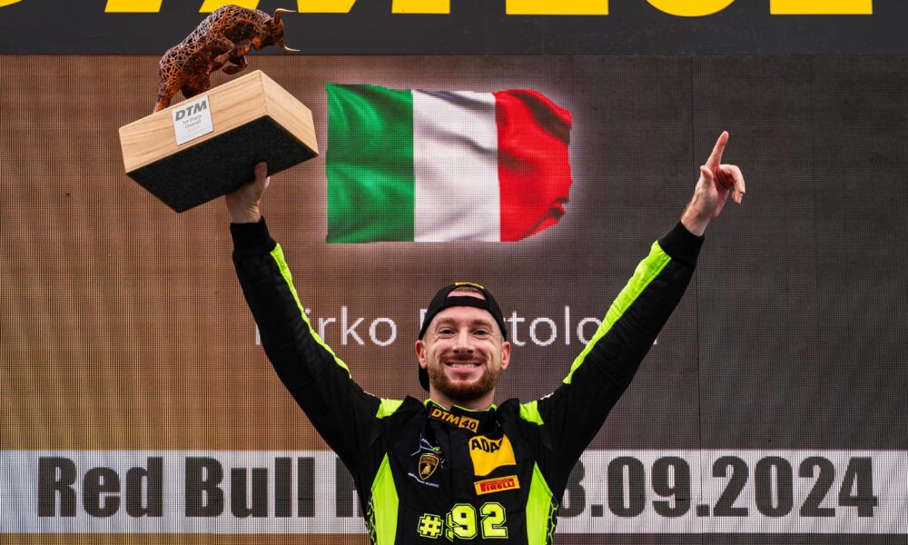 Mirko Bortolotti sul podio al Red Bull Ring mentre festeggia la vittoria