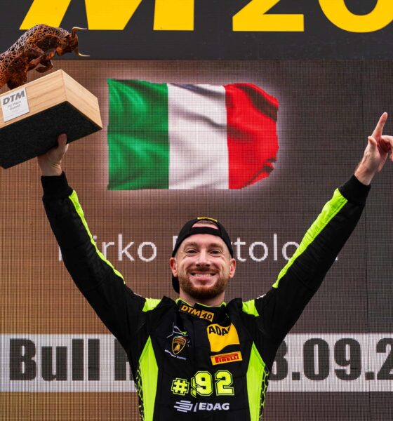 Mirko Bortolotti sul podio al Red Bull Ring mentre festeggia la vittoria