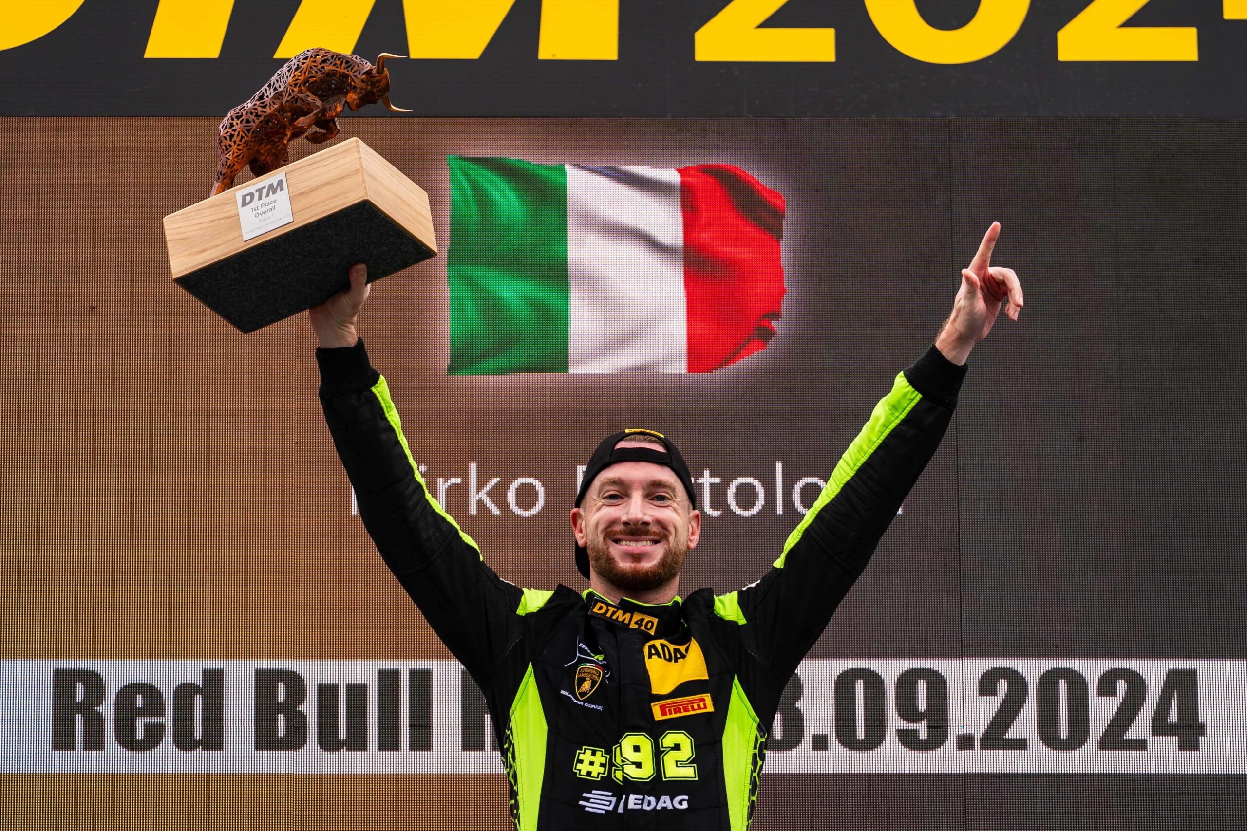 Mirko Bortolotti sul podio al Red Bull Ring mentre festeggia la vittoria