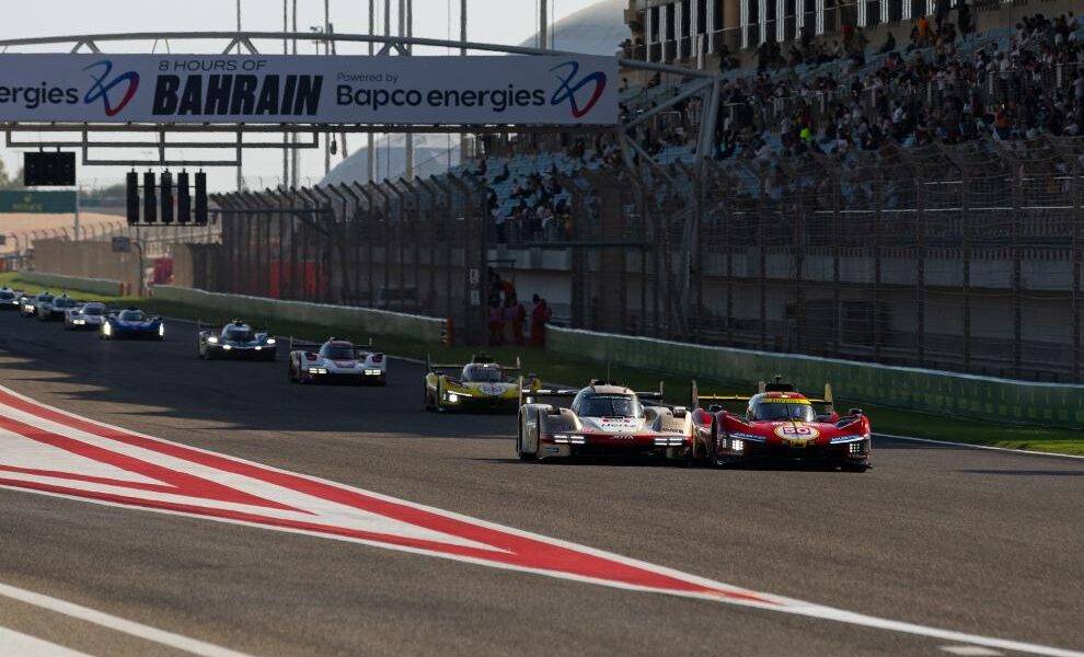 La battaglia tra Porsche e Ferrari nel rettilineo del Bahrain International Circuit (© WEC)