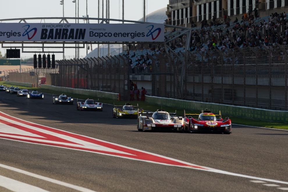 La battaglia tra Porsche e Ferrari nel rettilineo del Bahrain International Circuit (© WEC)