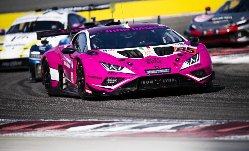 La #85 Lamborghini Iron Dames in testa a 120' dal termine della 8 Ore Bahrain 2024 (© WEC)