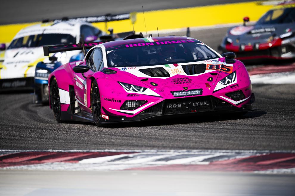 La #85 Lamborghini Iron Dames in testa a 120' dal termine della 8 Ore Bahrain 2024 (© WEC)