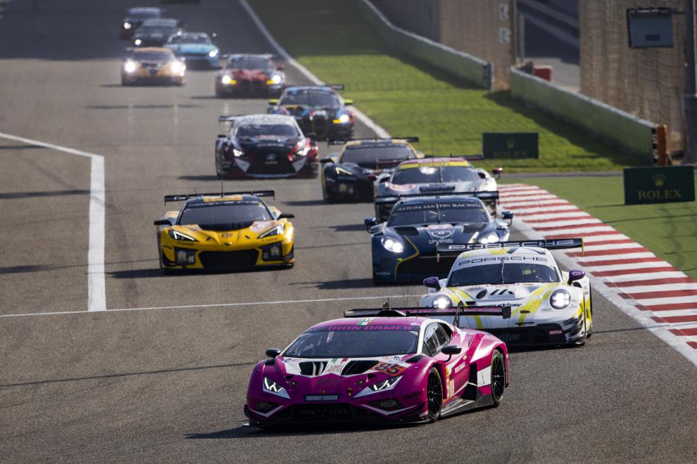 La #85 Lamborghini Iron Dames in fondo al rettilineo del Bahrain International Circuit (© WEC)