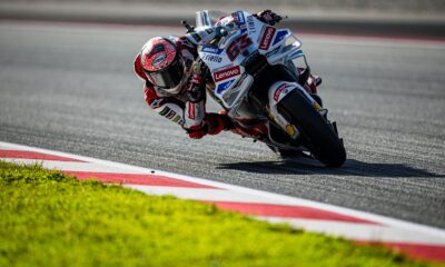 Francesco Bagnaia in sella alla sua Ducati GP25 con livrea bianca nei test di fine stagione a Bracellona