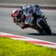 Francesco Bagnaia in sella alla sua Ducati GP25 con livrea bianca nei test di fine stagione a Bracellona